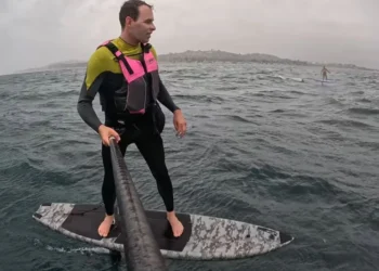 Dangerous encounter at sea: A four-meter great white shark followed surfers