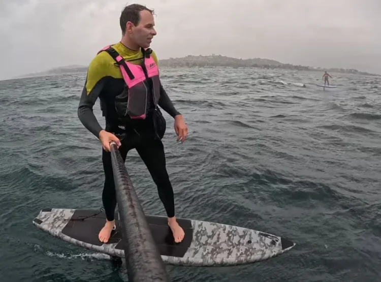 Dangerous encounter at sea: A four-meter great white shark followed surfers