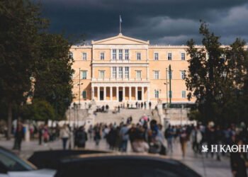 Poll: Tsipras, Karystianou and Samaras are shuffling the deck