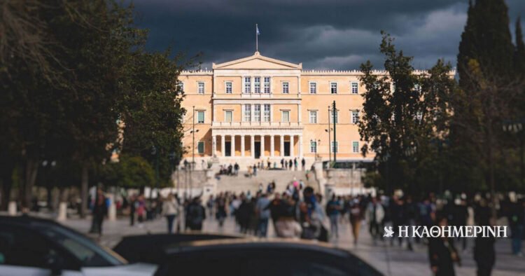 Poll: Tsipras, Karystianou and Samaras are shuffling the deck