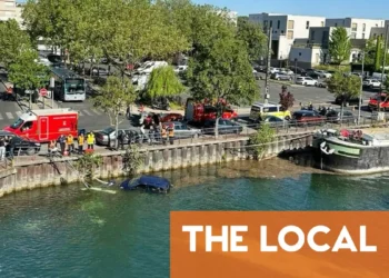Four rescued after bus plunges into Seine near Paris