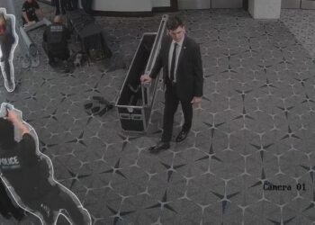 CNN video analysis: Gunman raised shotgun as he stormed security at press dinner