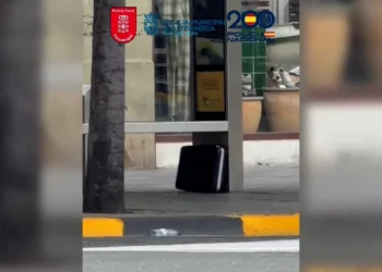 The TEDAX of the National Police detonate a briefcase after evacuating the center of Pamplona