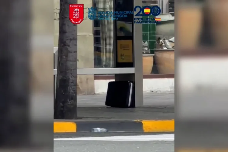 The TEDAX of the National Police detonate a briefcase after evacuating the center of Pamplona