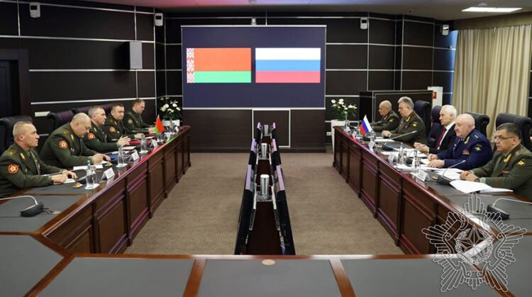 Defense ministers of Belarus, Russia discuss avenues of future cooperation