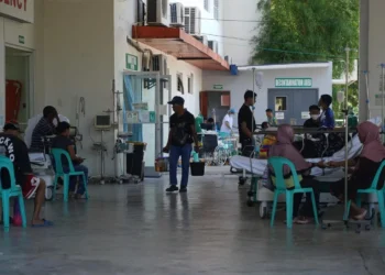 Outdoor hospitals, shaken communities as Philippine quake toll hits 41