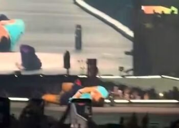 00:37LondonShock at Wembley concert: Harry Styles falls over243113