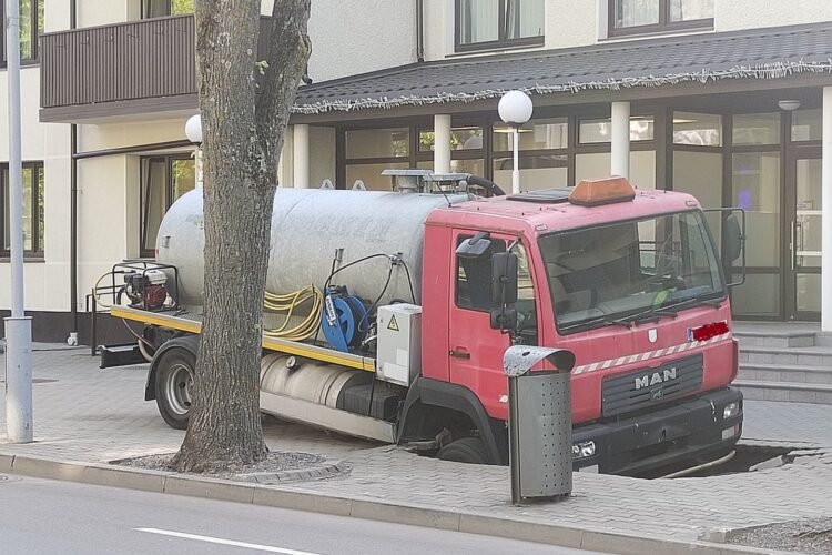 A sinkhole opened in Palanga – a truck got stuck