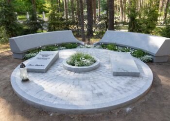 Alma Adamkiene’s grave in Petrašiūnai was decorated with a tombstone composition with an eloquent detail