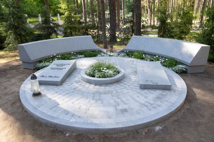 Alma Adamkiene’s grave in Petrašiūnai was decorated with a tombstone composition with an eloquent detail