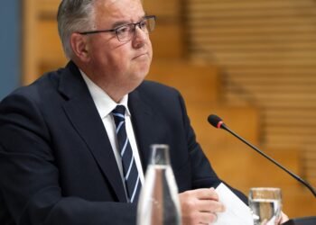 The government phased out crisis response too quickly after the first corona wave, says Hubert Bruls. And the curfew was ‘robust’ but did ‘hurt’