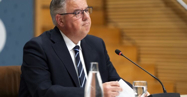 The government phased out crisis response too quickly after the first corona wave, says Hubert Bruls. And the curfew was ‘robust’ but did ‘hurt’