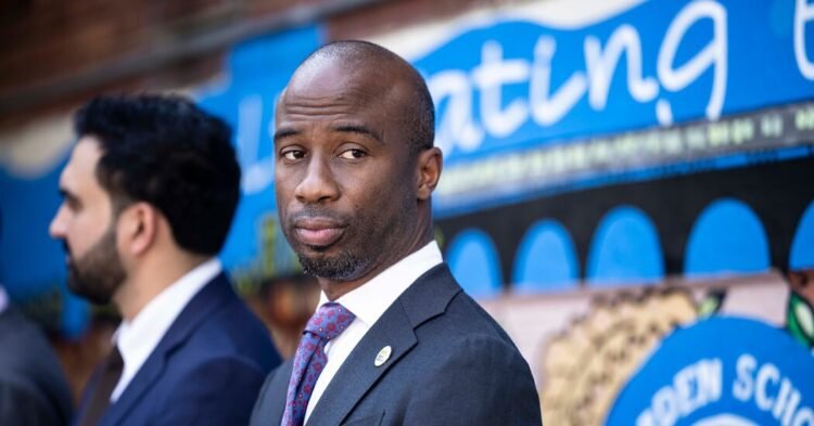 New York City Schools Chancellor Being Investigated Over No-Bid Contract