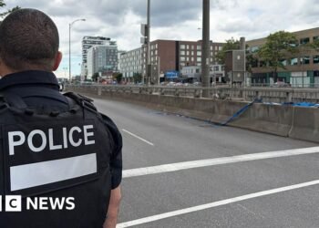 Montreal shooting leaves officer, civilian and suspect deadIt was the first time in 24 years that a Montreal police officer was  killed in the line of duty, the city's police chief said.59 mins agoUS & Canada