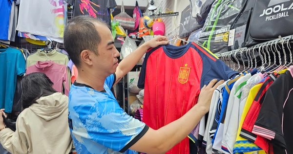 World Cup brings cautious merchandise sales while cafés invest in big screens in Ho Chi Minh City
