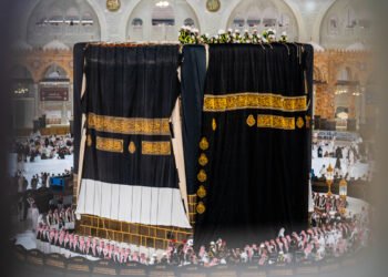 Al-Riyadh newspaper | In 3 hours… mastery that shortens time during the ceremony of changing the covering of the Kaaba for the year 1448 AH
