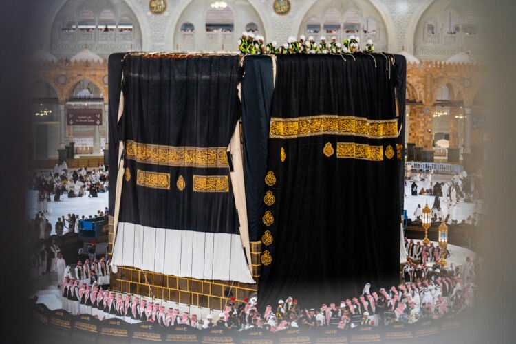 Al-Riyadh newspaper | In 3 hours… mastery that shortens time during the ceremony of changing the covering of the Kaaba for the year 1448 AH