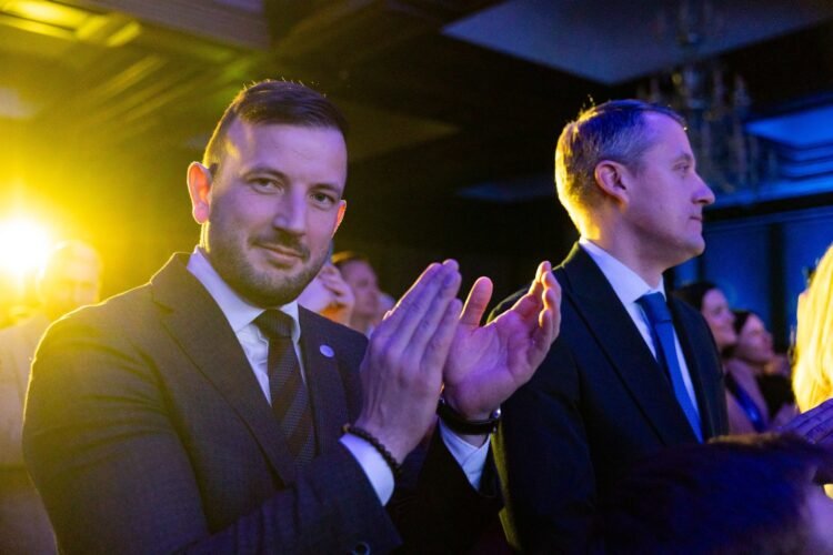 The Democratic board approved the negotiations for participation in the new coalition