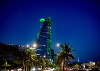 Al-Riyadh newspaper | The sky of Jeddah witnesses the transit of Starlink satellites