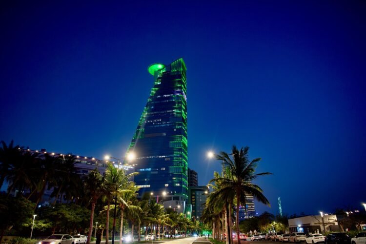 Al-Riyadh newspaper | The sky of Jeddah witnesses the transit of Starlink satellites