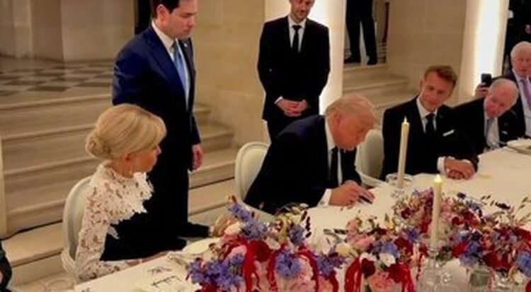 CNN: Trump signed the Iran-US agreement in the Palace of Versailles, France