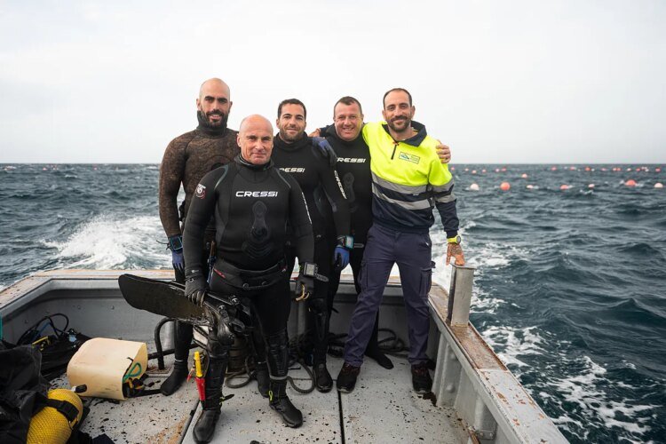 The frogs, the group of ‘cowboys’ of the sea who swim among fish weighing hundreds of kilos to get the best almadraba bluefin tuna