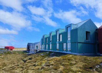 Arctic Circle Luxury Retreat: Midnight Sun in Remote Norway