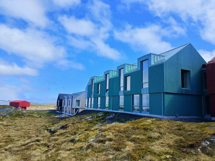 Arctic Circle Luxury Retreat: Midnight Sun in Remote Norway