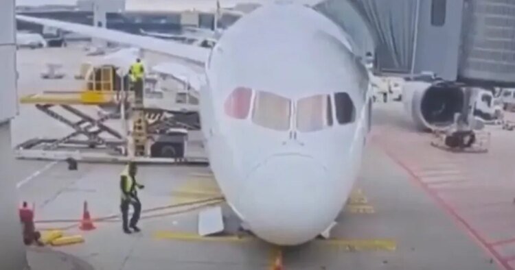 Telex: A Lufthansa plane crashed on its nose at the Frankfurt airport