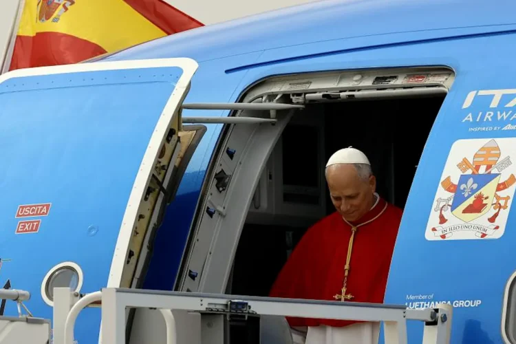The Pope gets wet and responds: "Real Madrid or Barça?"