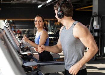 Neither running nor walking on the flat: the option that burns the most calories