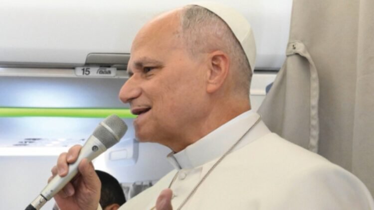 The apostolic journey of Leo XIV to Spain – Madrid – On the plane the Pope greets the over 80 journalists who accompany him – The Church has a message for everyone