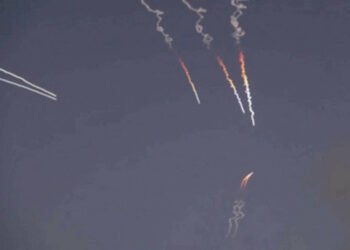 Iran attacks ships in Hormuz and American base in Bahrain – 06/10/2026 – World