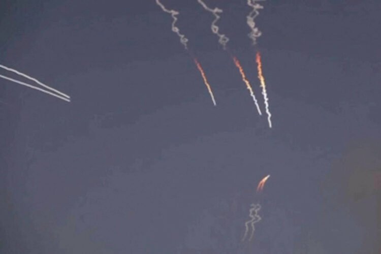 Iran attacks ships in Hormuz and American base in Bahrain – 06/10/2026 – World