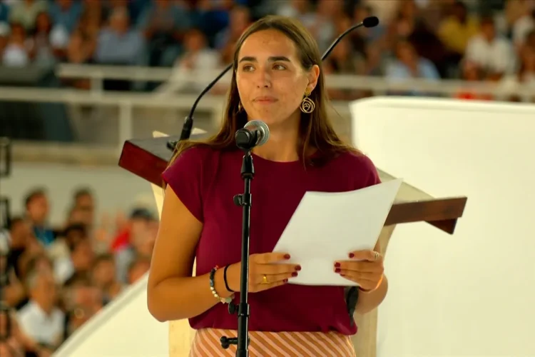 The harsh testimony of a young woman during the Pope’s vigil in Barcelona: "How can I forgive my father?"
