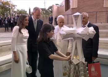 Valentina, the blind girl who captivated the Pope and was moved by her gift: "Oh, thank you, thank you!"