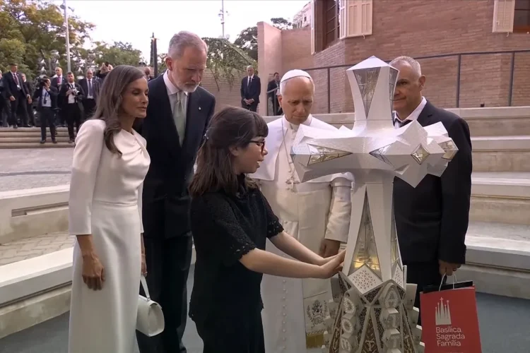 Valentina, the blind girl who captivated the Pope and was moved by her gift: "Oh, thank you, thank you!"