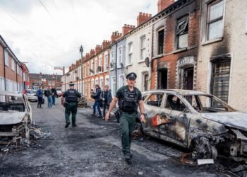 Dozens of Romanians flee Belfast after the night of terror: “They attacked them even though they have two small children. They set everything on fire”