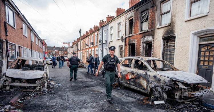 Dozens of Romanians flee Belfast after the night of terror: “They attacked them even though they have two small children. They set everything on fire”