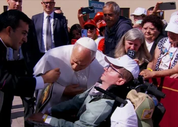 The Pope comes to speak with a young man suffering from laminopathy in Tenerife