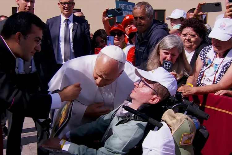 The Pope comes to speak with a young man suffering from laminopathy in Tenerife