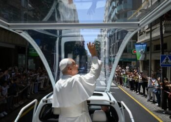 Pope concludes Spain journey with appeal to “lift up your gaze”