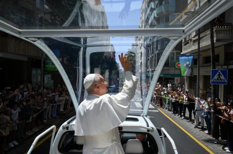 Pope concludes Spain journey with appeal to “lift up your gaze”