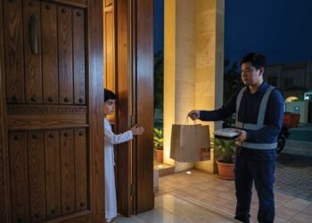 “Don’t ring the bell.” Children ask for food at night through applications and receive it without an accompaniment