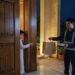 “Don’t ring the bell.” Children ask for food at night through applications and receive it without an accompaniment