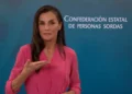 Queen Letizia dares to use sign language to congratulate the NGO CNSE on its 90th birthday