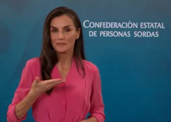 Queen Letizia dares to use sign language to congratulate the NGO CNSE on its 90th birthday