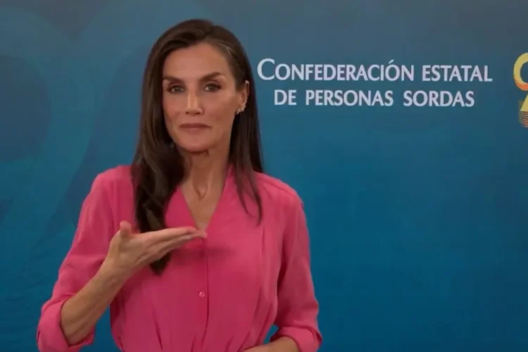Queen Letizia dares to use sign language to congratulate the NGO CNSE on its 90th birthday