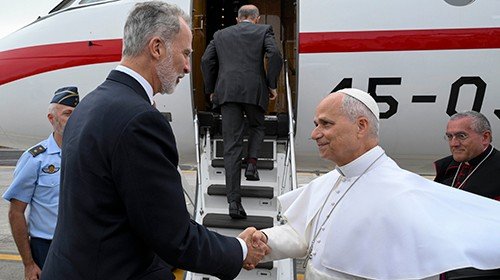 Due to a technical failure on the plane, yesterday evening the Pontiff returned aboard the military Falcon made available by King Felipe VI – The “singular” return of Pope Leo XIV to Rome at the end of the trip to Spain