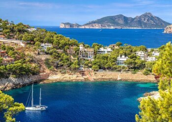 Mallorca in local mode: traveling by ‘llaüt’ through the best coves to create your own perfume with the smell of the island
